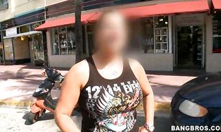 Mouthwatering brunette Vicky Ray's snatch gets licked before a blowjob