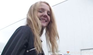 Enchanting blonde babe Goldie E agrees to suck some cock