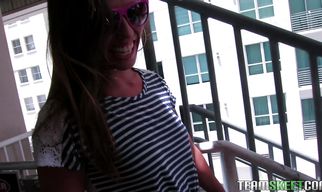 Appetizing latina bimbo Kelsi Monroe loves perverted lover's large chili dog