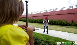 Luscious blonde Giselle Ambrosio pays her pal with a wet blowjob